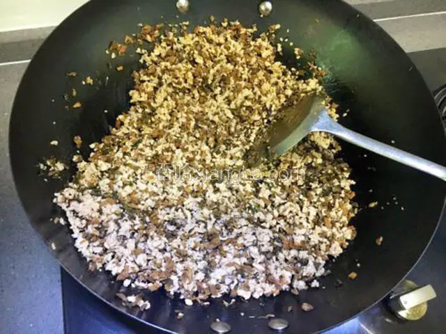 梅干菜炒香以后，加入适量的盐调味，在十三香，葱姜末，辣椒粉，全部一起放入拌匀就可以了。