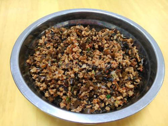 炒香后的馅料剩入碗中备用。