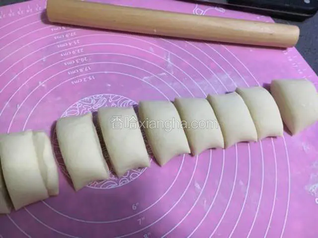 把面团搓成长条状，然后再分成大小相等的剂子。