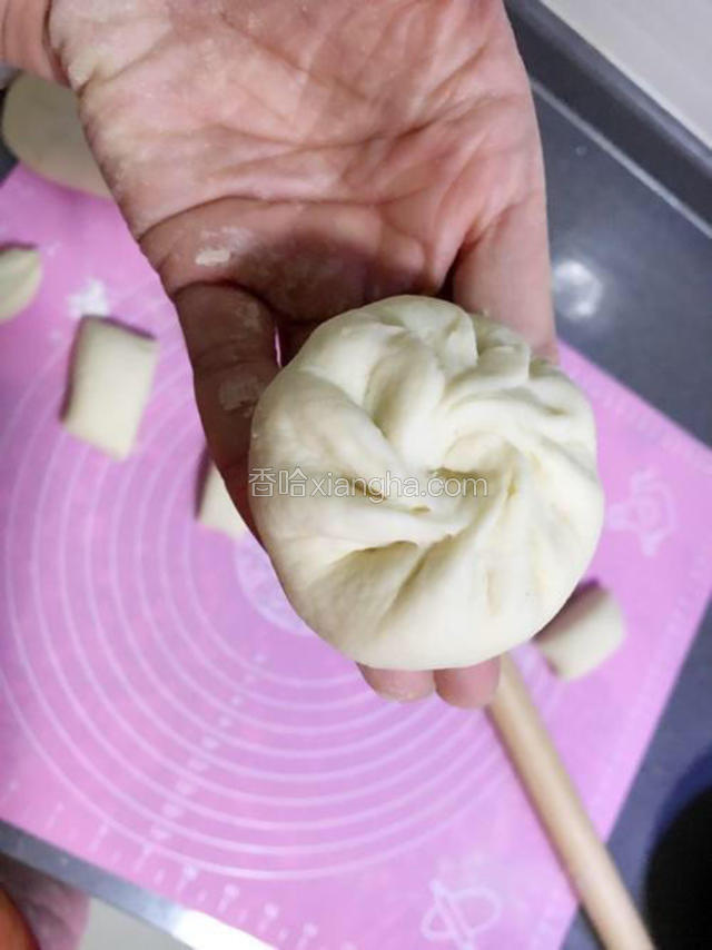 直至收囗。依次包好所有包子后醒发20分钟。
