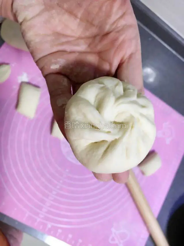 直至收囗。依次包好所有包子后醒发20分钟。