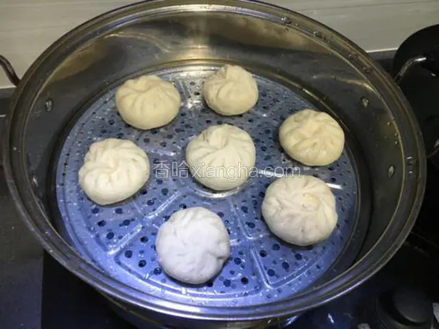 冷水入锅，包子之间留些空隙，大火烧开过后蒸15分钟。