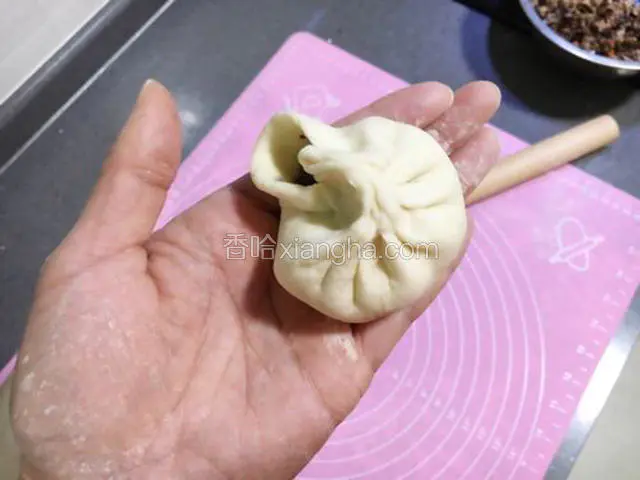 拇指不动，食指一点一点往拇指这边带饼皮捏出褶子来。