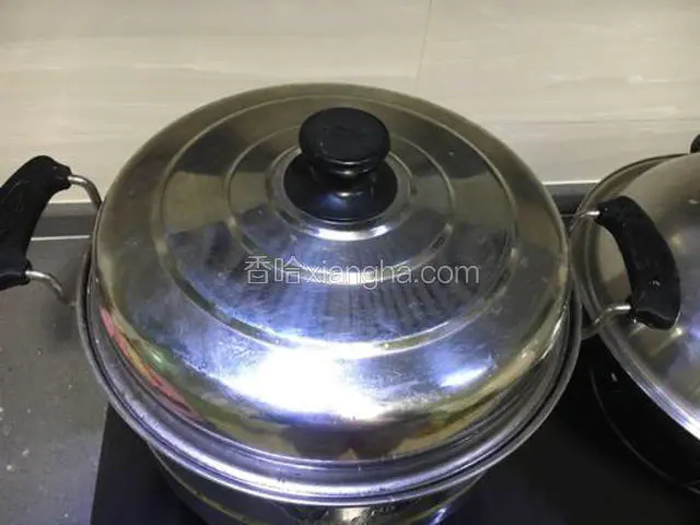 蒸熟以后关火别揭开锅盖，让他继续焖3分钟，再打开锅盖。
