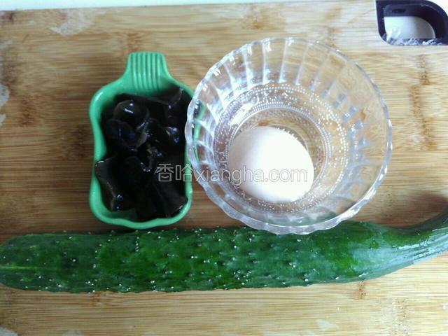 准备好所需食材，木耳提前泡发洗净