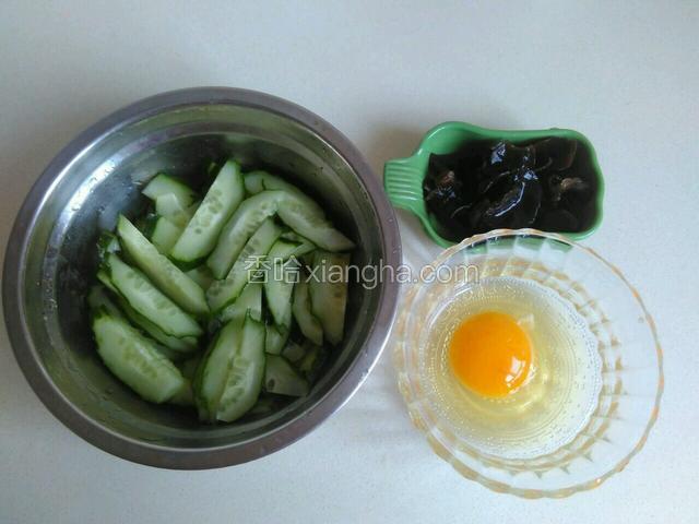 黄瓜洗净切片，木耳撕成小块，鸡蛋去壳