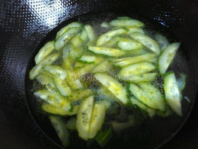 炒匀后加水，大火烧开
