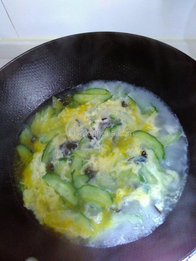 水滚后倒入蛋液