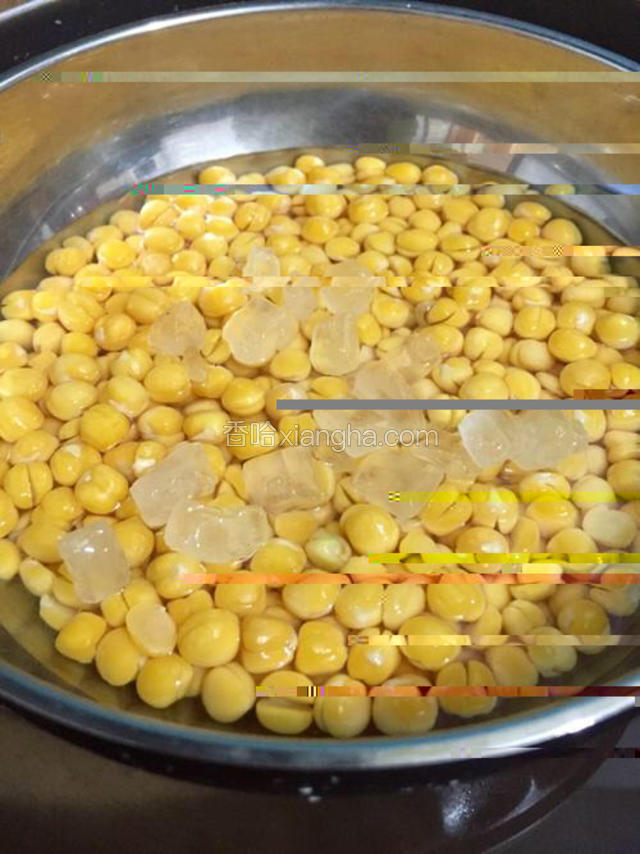 加入20克冰糖，与豌豆一起蒸，大火上汽后蒸40-50分钟。

关火之后再焖五六分钟再揭开锅盖，蒸到用勺子可以轻易将豌豆碾碎的程度。