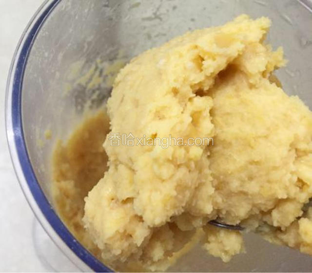 把豌豆连同水一起倒入料理机中，打成泥，我喜欢有颗粒状的口感，所以没有打得很碎，根据个人口感进行搅打。
