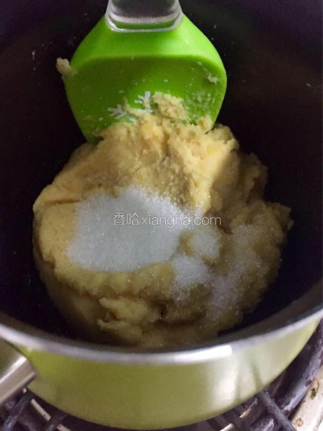 在不粘锅中倒一点点油，然后把豌豆泥倒入锅中，加20克白糖，小火不断翻炒。