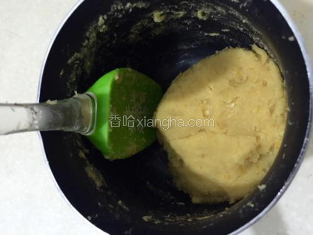炒到豌豆泥变得浓稠，可以保持一定形状后，就可以离火了。
