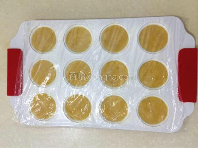 将炒好的豌豆泥放入模具中，按压的瓷实一点。

然后盖上保鲜膜，放入冰箱冷藏3小时。