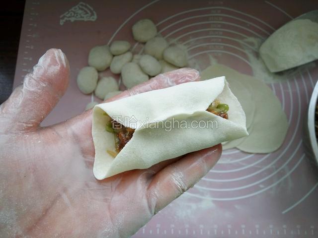 中间对捏紧，成开口锅贴