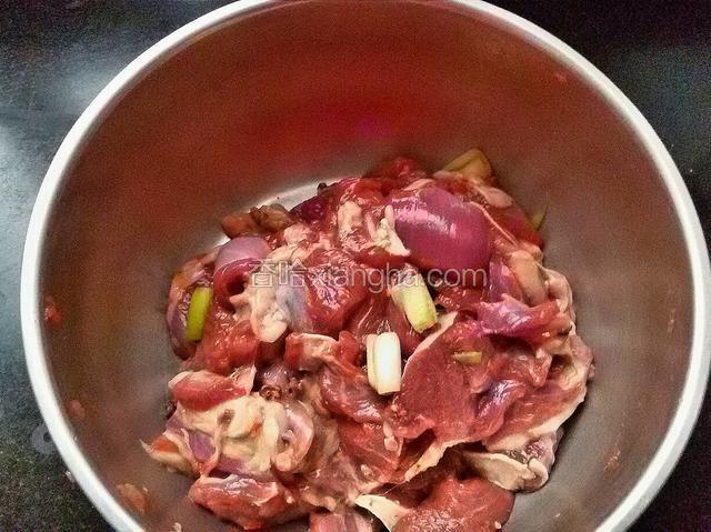 用盐，葱，姜，料酒，花椒面腌制羊肉，并采用抓捏的方法使羊肉入味，之后用保鲜膜封上在冰箱冷藏一个小时左右。