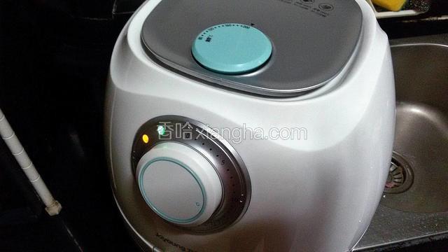 空气炸锅选择温度200度，时间20分钟。（根据羊肉多少可适量增减时间）