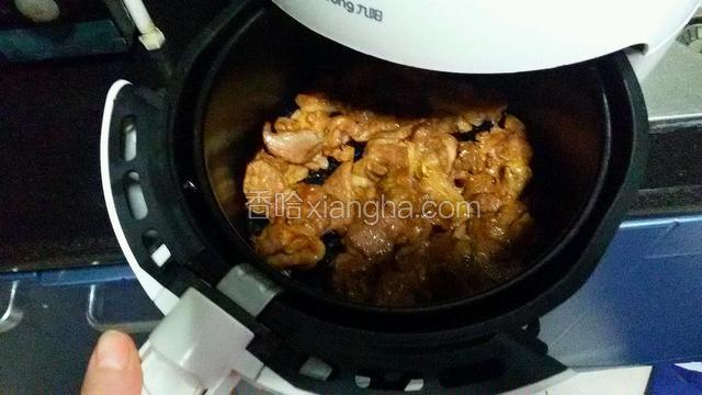 烤制10分钟左右时，打开锅，将羊肉翻面再进行烤制。