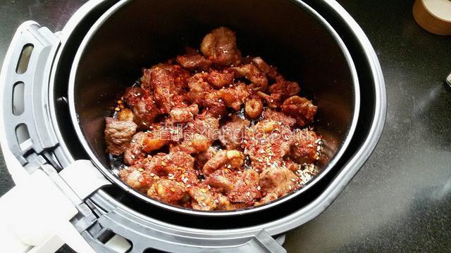 在烤制完成前两分钟，打开锅，撒上辣椒面，孜然，芝麻，再烤制两分钟。（如果太早放进去会把调料烤糊。）