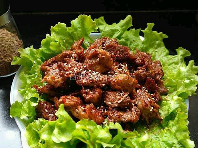 空气炸锅叮的一声响。香气扑鼻的烤羊肉就闪亮登场了。