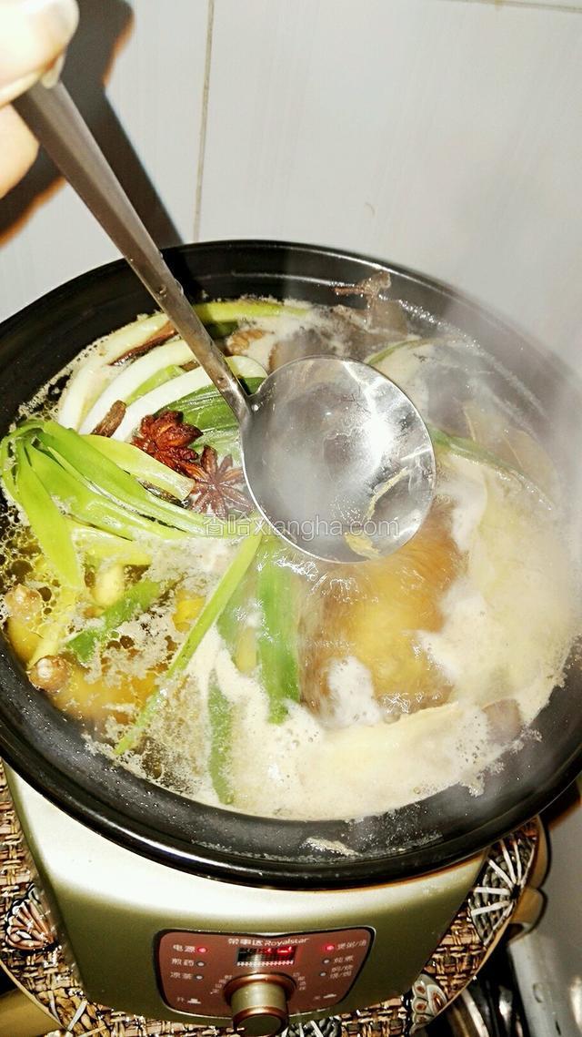 开锅后撇除浮沫，重复三次，直至浮沫撇清。我因为是要早上喝，所以连油也撇的很干净。
