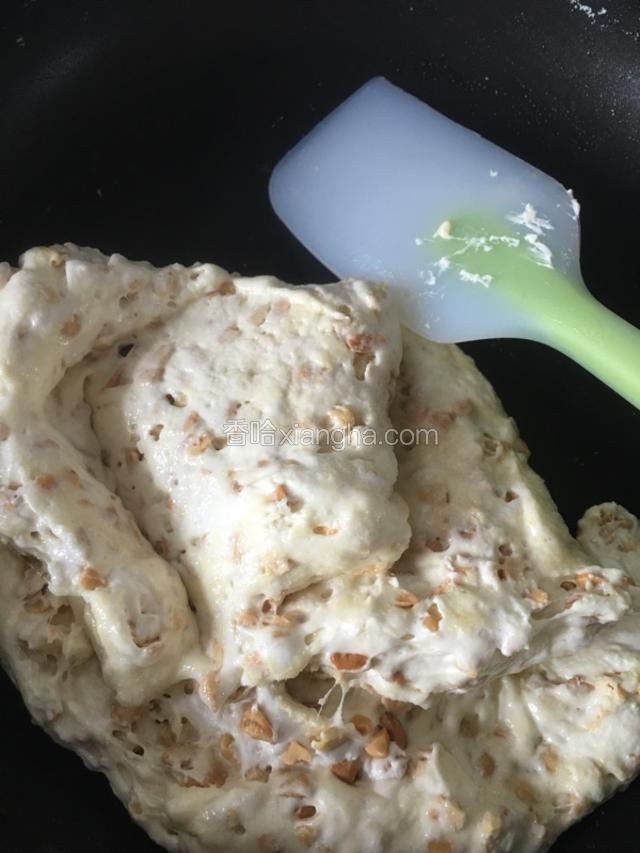 然后变成这个样子?。如果是抹茶就是绿色。这个时候关火，把糖浆放到油纸上整形。