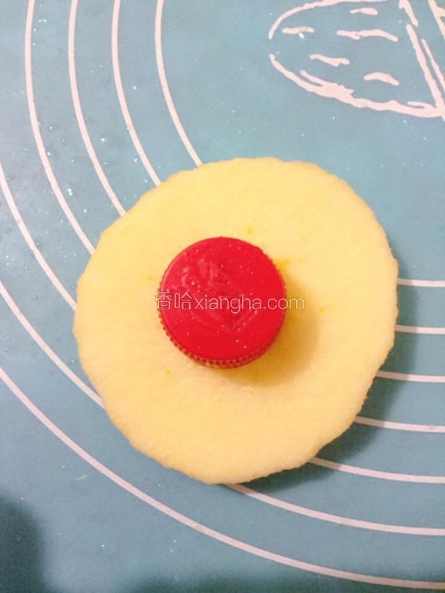 去芯，我是拿了个干净的瓶盖一压就成，你也可以拿牙签戳洞，或者用刀也行，你看怎么方便就怎么来，把中间的芯取下来。