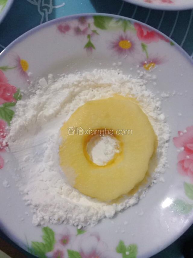 把苹果圈均匀的沾上淀粉。