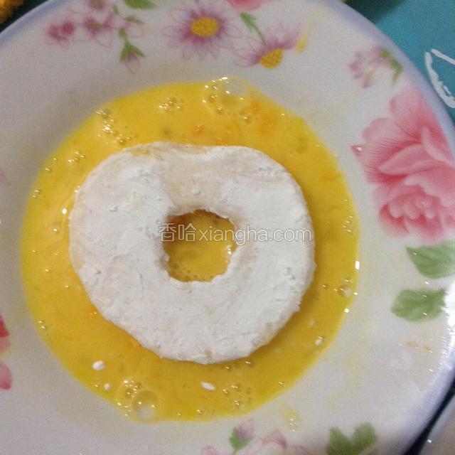 再往打散的鸡蛋液中浸一下，双面都要哦。