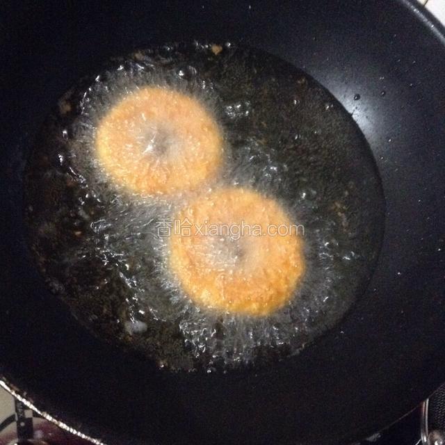 锅中下油烧至六成热 下苹果圈，炸时不停的翻面，炸至金黄即可。