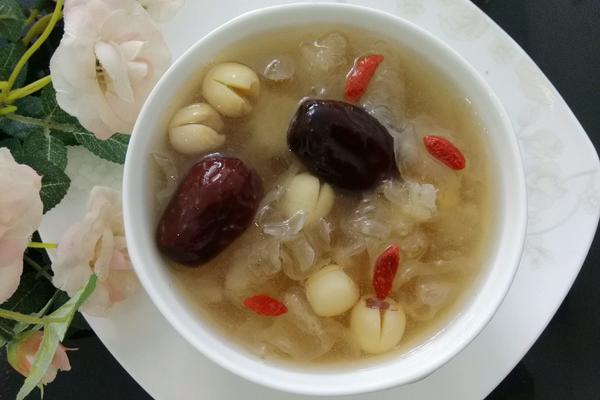 红枣银耳莲子羹