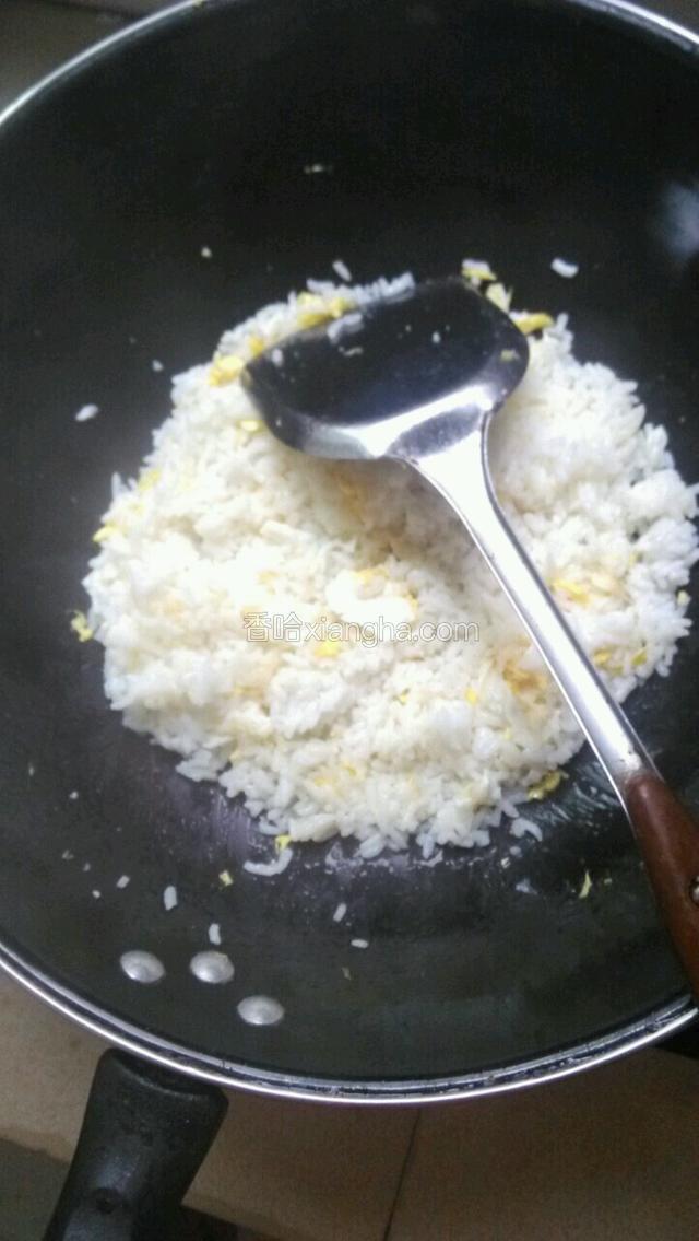 再放油，把饭略炒，再放鸡蛋，用锅铲随意把蛋块切细