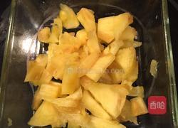 菠萝青椒炒龙利鱼块的做法图解2