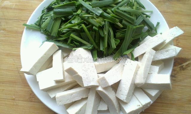 韭菜切寸段，豆腐切一厘米见方，长三厘米的条