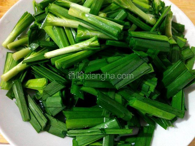 韭菜清洗干净、切段