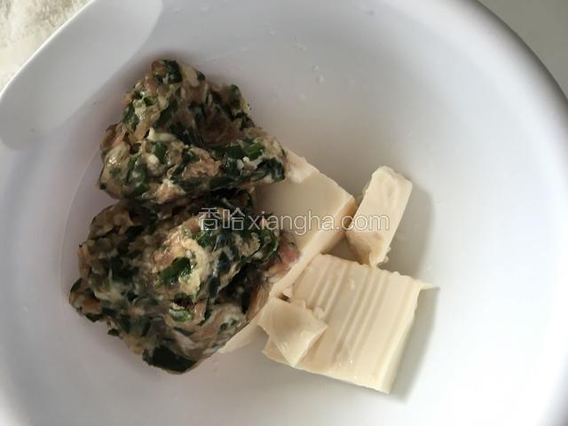 先把碎肉和韭菜和盐巴腌制5 分钟，然后倒入和豆腐提起搅拌