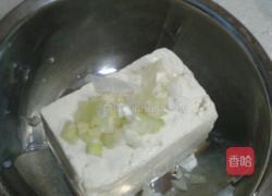松花肠拌豆腐的做法图解2