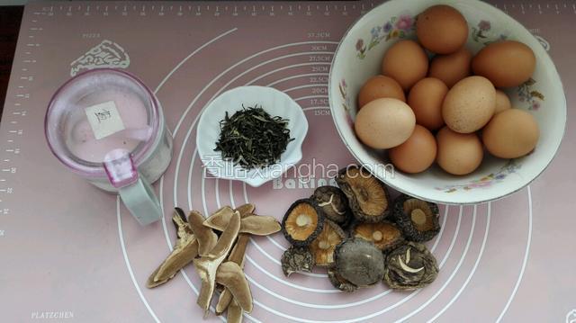 准备食材，鸡蛋，香菇，灵芝，茶叶，盐备齐