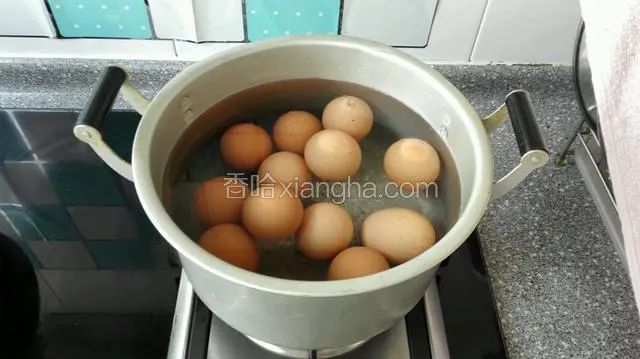 把鸡蛋放入另一个盆中，添加适量水把鸡蛋煮熟，去倒鸡蛋皮备用
