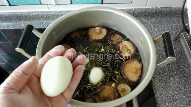 在放入去皮的熟鸡蛋继续煮15一20分钟