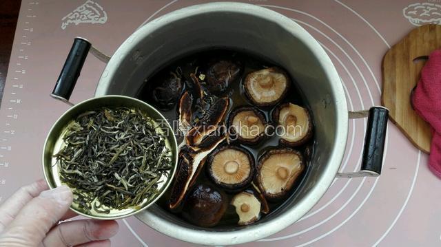 然后把香菇和灵芝，茶叶，盐，酱油放入锅中，加入泡香菇的水和清水