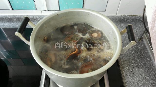 然后离火继续放入锅中腌制一天即可食用