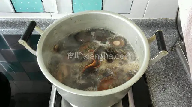 然后离火继续放入锅中腌制一天即可食用