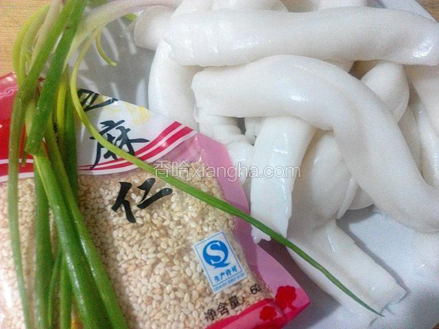 材料猪肠粉、葱、芝麻