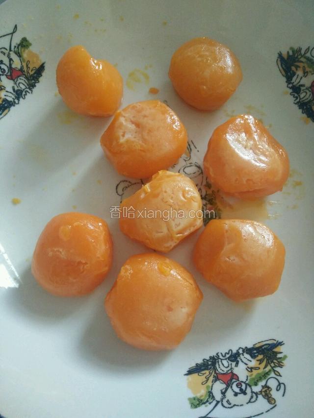 趁静置面团的时间去弄蛋黄和肉松，蛋黄蒸15分钟确保蒸熟，为了去腥，可以撒点高度白酒再蛋黄上，盖上保鲜膜再蒸！