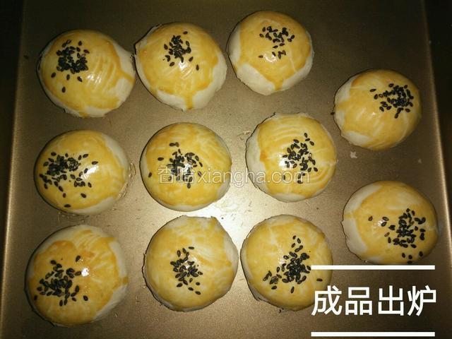 烤箱预热，上下火180度，大概15分钟左右，出炉！