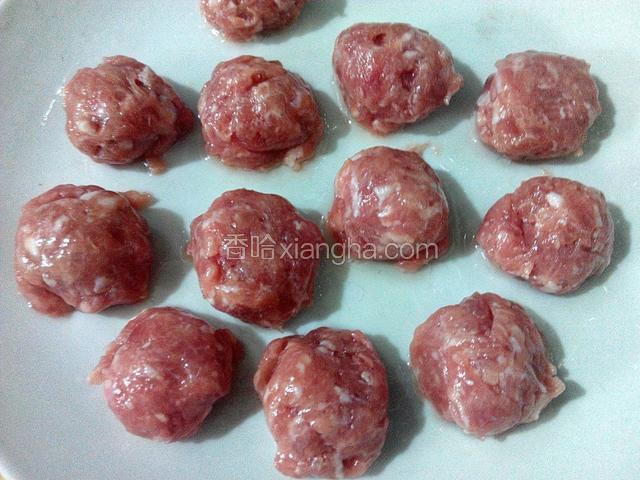 盘子、勺子、抹一层油(防止肉丸沾盘子、勺子)、用勺子把猪肉弄成肉丸子