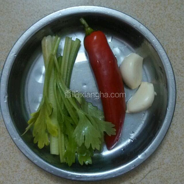 辣椒，芹菜，蒜头先洗净备用