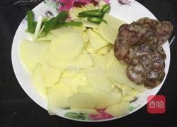 土豆片炒腊肠的做法图解2