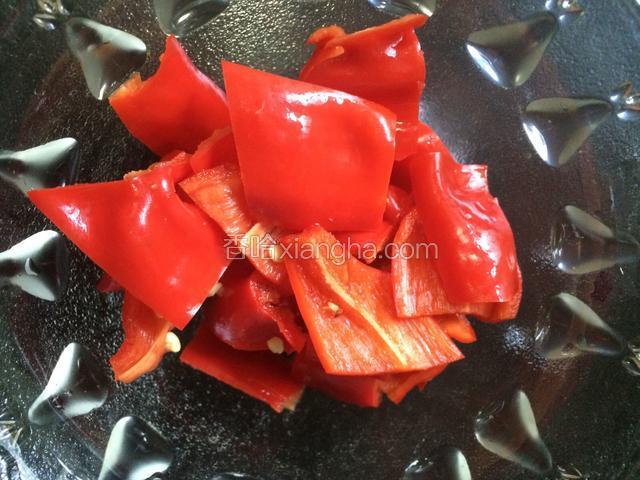 将红辣椒洗净切片备用