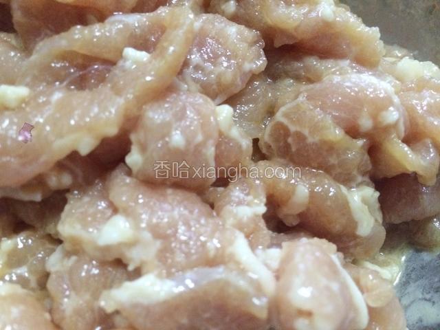 将料酒，生抽，食用油和红薯淀粉倒入切好的瘦肉片中，充分搅拌均匀待用